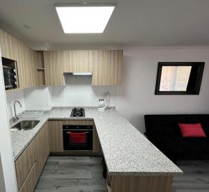 伊基克Departamento diario pleno centro vista al mar的带水槽和台面的厨房