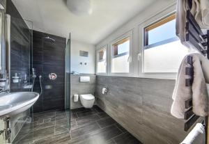 łazienka z umywalką i toaletą w obiekcie Hotel Restaurant Schwörer w mieście Lenzkirch