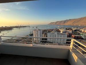 a view of the ocean from a balcony of a building at Departamento diario pleno centro vista al mar in Iquique