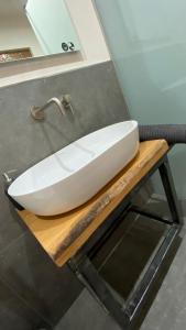 a white sink sitting on top of a counter at Heimatliebe Erfweiler Wohnung ÄNS in Erfweiler +18 photos