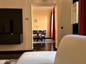 um quarto com uma cama e uma sala de jantar em Piazza Maggiore Luxury Apartment em Bolonha