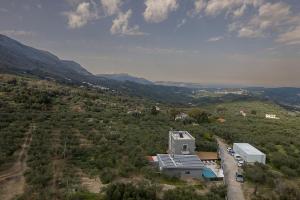 uma vista aérea de uma casa com montanhas ao fundo em Olive Tree Villa em Krousón