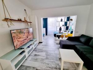 TV a/nebo společenská místnost v ubytování Apartamento SMERALDO 11 PLAYA ROCA