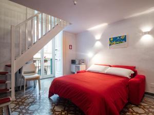 - une chambre avec un lit rouge et un escalier dans l'établissement Enjoy Naples, à Naples