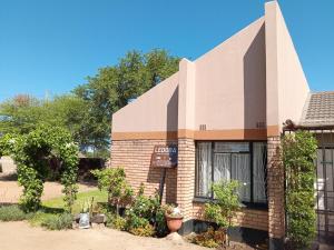 un bâtiment avec un panneau sur son côté dans l'établissement Ledoba Bed & Breakfast, 