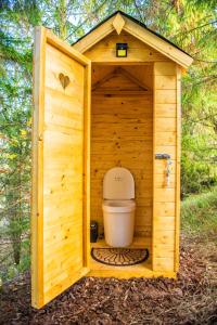een houten buitenhuis met een toilet bij ARBORdomcek in Horná Lehota