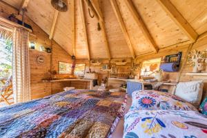een slaapkamer met een bed in een kamer met houten plafonds bij ARBORdomcek in Horná Lehota