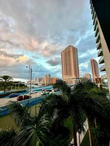 vista su una città con palme e edifici di Amplio Studio en hotel Beachwalk Resort Miami a Hallandale Beach