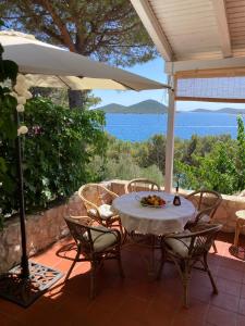 een tafel en stoelen op een patio met uitzicht op de oceaan bij Holiday Home Nona in Drage