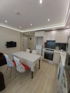 een keuken met een witte tafel en stoelen in een kamer bij Holiday in Antalya