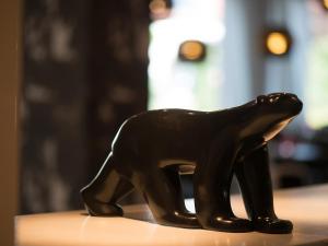 Une figurine noire d'un chien sur une table dans l'établissement Hôtel Catalpa, à Annecy