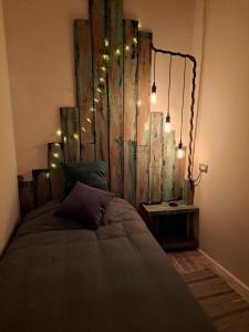 Un dormitorio con una cama con luces. en Okeyloft Coyhaique 3, en Coyhaique