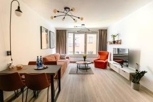 un soggiorno con divano e tavolo di Apartament Środowa by Prestige Home a Stettino