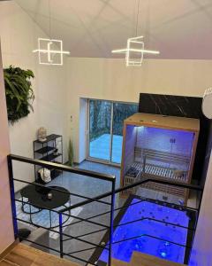 um quarto com uma varanda com um aquário em L’insolite airbnb em Vignieu