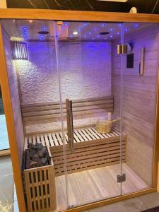 uma grande sauna numa sala com luzes roxas em L’insolite airbnb em Vignieu