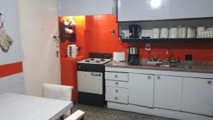 Η κουζίνα ή μικρή κουζίνα στο Departamento Sarmiento +2 φωτογραφίες