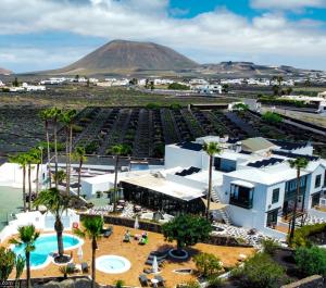 een luchtzicht op een resort met een berg op de achtergrond bij Hotel Rural Finca de La Florida in San Bartolomé