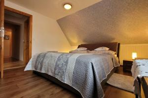 um quarto com uma cama com um cobertor azul em Apartmán v podzámčí em Rychnov nad Kněžnou