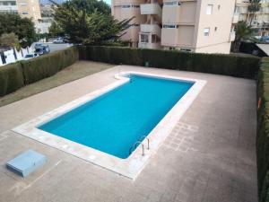 a swimming pool in a yard next to a building at Mirador 2 in San Jorge