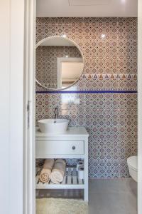 ZARI BOUTIQUE ApartHotel في مراكش: حمام مع حوض ومرآة