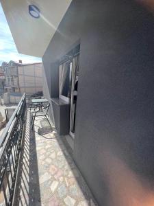 een balkon met een tafel en een raam op een gebouw bij Rooms Ideal in Struga