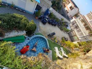 una vista aérea de una casa con piscina en The Rock House Eco, en San Andrés