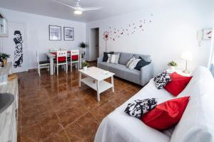 Posedenie v ubytovaní Apartamento Maruja Roig 2 Playa Sur + 37 fotografií