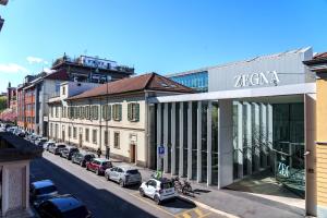 米蘭的住宿－[Duomo/Navigli] Casa Elegante in zona Tortona，一条城市街道上,街上有汽车停放