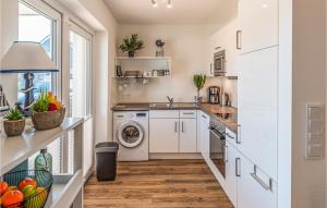 Η κουζίνα ή μικρή κουζίνα στο 2 Bedroom Lovely Apartment In Büsum