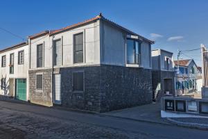 Un edificio seduto sul lato di una strada di Os Ninhos dos Avôs a Ponta Delgada
