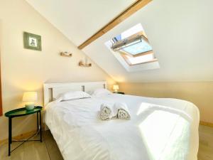 - une chambre dotée d'un lit avec une paire de chaussures dans l'établissement Pop House - Grand Jardin clos - BBQ - Spacieux & Lumineux, à Saint-Nazaire
