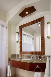 uma casa de banho com um lavatório e um espelho grande em Santiago Marriott Hotel em Santiago
