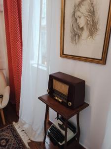 una pequeña radio sentada en una mesa en una habitación en Vintage & Art apartment, en Corfú