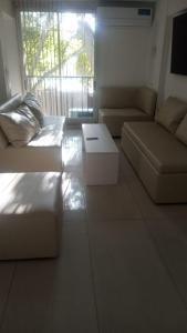 sala de estar con sofá y mesa de centro en Amplio departamento Balcon pleno centro Peatonal en Mendoza
