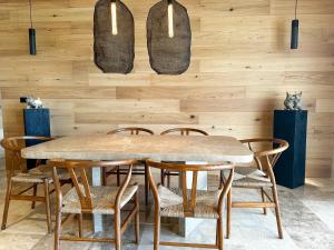 La Amada Cancun في كانكون: غرفة طعام مع طاولة وكراسي