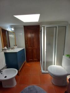 アングラ・ド・エロイーズモにあるVilla Garajauのバスルーム(トイレ、洗面台、シャワー付)