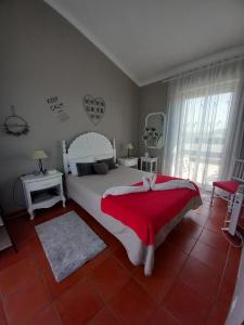 アングラ・ド・エロイーズモにあるVilla Garajauの赤いタイルフロアのベッドルーム1室(白いベッド1台付)