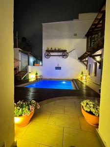 una piscina en una casa con un carro en la pared en 7 Art Feslegen Hotel By Egeos, en Bodrum City