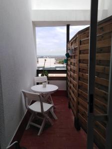 a small table and chairs in a room with a window at PAUPET in Almería