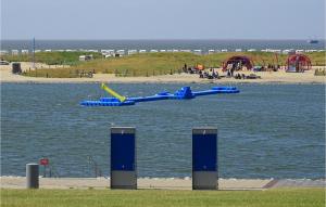 una balsa azul en medio de un cuerpo de agua en Cozy Apartment In Büsum With Sauna, en Büsum