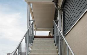 una escalera que conduce a un edificio en Cozy Apartment In Büsum With Sauna, en Büsum 18 fotos más