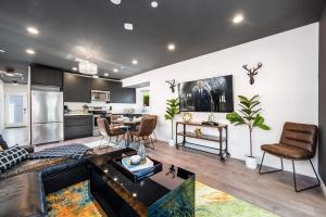 Area tempat duduk di Luxe Rock Bungalow in the Heart of Hollywood