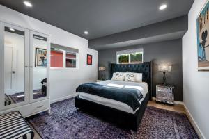 - une chambre avec un grand lit et une fenêtre dans l'établissement Luxe Rock Bungalow in the Heart of Hollywood, à Los Angeles