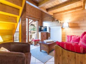 a living room with a red couch and a table at Appartement Les Arcs 1800, 3 pièces, 6 personnes - FR-1-346-348 in Arc 1800