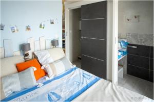 "Le Pírate benèze"gîte insolite,situation idéale,accueil attentionné في Trizay: غرفة نوم بسرير ومخدة برتقال