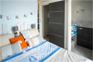 Postel nebo postele na pokoji v ubytování "Le Pírate benèze"gîte insolite,situation idéale,accueil attentionné