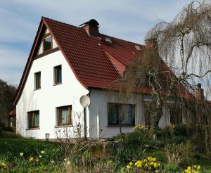 Casa blanca con techo rojo en (H)Auszeit, 