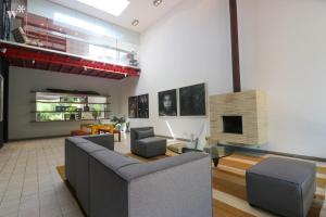 sala de estar con sofá y chimenea en Luxury 3BR House with Terrace in Miraflores en Lima