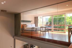 1 dormitorio con 1 cama, 1 mesa y 1 silla en Luxury 3BR House with Terrace in Miraflores en Lima