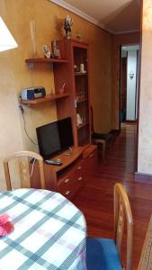 Zimmer mit einem Schreibtisch und einem Computer darauf in der Unterkunft Apartamento en Valgañon in Valgañón